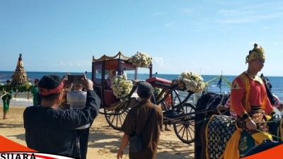 Ratu Sumenep Menunggangi Kereta Kencana Pada Prosesi Festival Lebaran Ketupat 2024