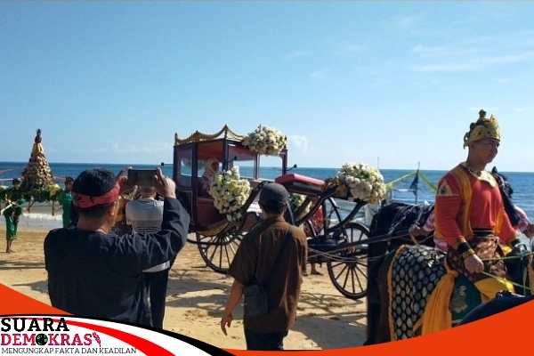 Ratu Sumenep Menunggangi Kereta Kencana Pada Prosesi Festival Lebaran Ketupat 2024
