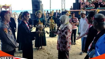 Lebaran ketupat 7 hari di bulan Syawal adalah sebuah tradisi yang dilakukan oleh orang Islam khususnya Sumenep sejak dahulu yang perlu dilestarikan kepada anak cucu, maka itu Pemkab Sumenep melalui Dewi Kholifah bersama Sekretaris Daerah Edi Rasyiyadi yang didampingi oleh Kapolres Sumenep, Kasdim 0827/Sumenep dan Kepala Disbudparpora, melakukan prosesi ketupat lober, Selasa 16 April 2024.