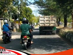 Dump Truk Pengangkut Material Galian C Tanpa Terpal Ganggu Pengendara