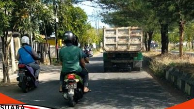 Dump Truk Pengangkut Material Galian C Tanpa Terpal Ganggu Pengendara