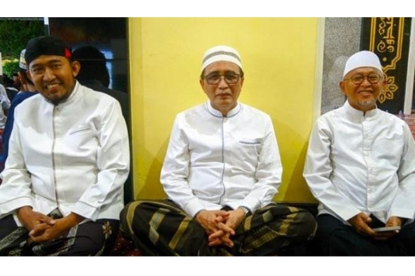 2 Mantan Bupati Berkumpul Dalam Peringatan Maulid Nabi di Masjid Al-Alim Wasesa