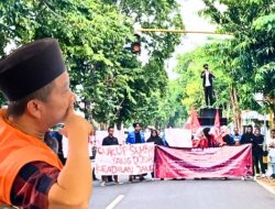 Mahasiswa Gelar Aksi Demonstrasi Kawal Putusan Kasus Pencabulan Oknum Guru