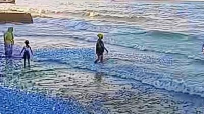 Kapal Karam: Mie Instan dan Air Mineral Terapung di Pantai