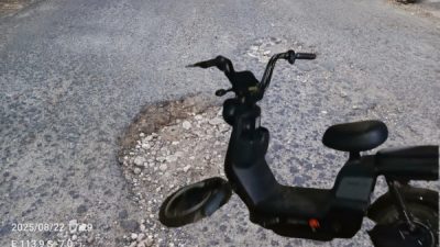 Pemerintah Diduga Buta dan Tuli, Jalan Dibiarkan Rusak Berlubang