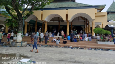 Masjid Agung Sumenep Dipadati Jamaah Sholat Jumat