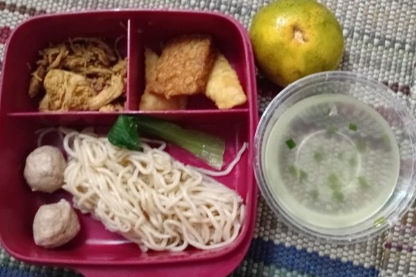Menu MBG Kalianget Mie Pangsit Tuai Sorotan Publik